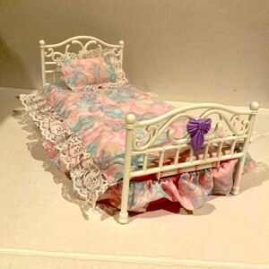 1993 Mattel Barbie Pretty Secrets Bed & bedding
